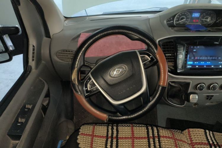 Used SAIC MAXUS Xintu V80 2019 2.5T Classic Edition 6-Speed Manual – Aoyuntong Long Wheelbase Mid-Roof 10-Seater Steering Wheel