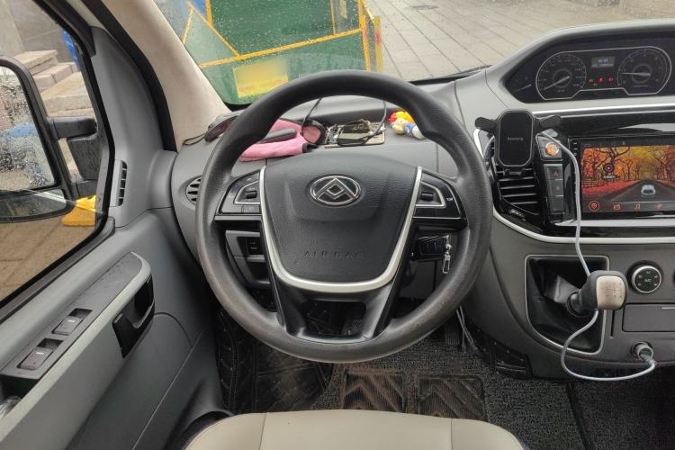 Used SAIC MAXUS Xintu V80 2019 2.5T Classic Model 6-Speed Manual Aotong Long Wheelbase Mid-Height 7-Seater Steering Wheel