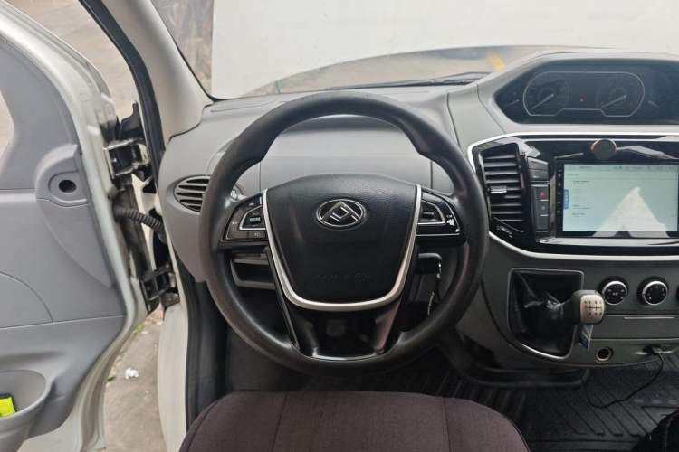 Used SAIC MAXUS Xintu V80 2019 2.5T Classic Model 6-Speed Manual Aotong Long Wheelbase Mid-Height 7-Seater Steering Wheel