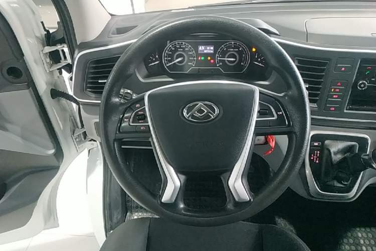 Used SAIC MAXUS Xintu V80 2019 2.0T Plus AMT Aoyuntong Short Wheelbase Ultra-Low Roof 5/6-Seater Steering Wheel