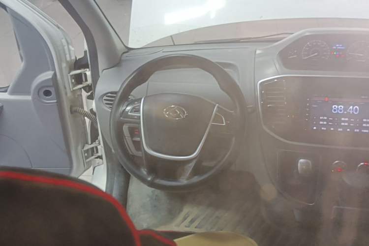 Used SAIC MAXUS Xintu V80 2019 2.5T Classic Edition 6-Speed Manual – Aoyuntong Short Wheelbase Mid-Height Design 5/6 Seats Steering Wheel