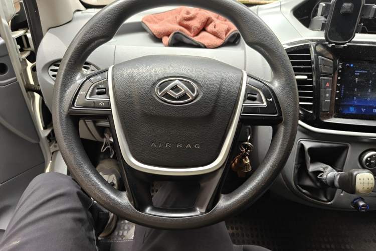 Used SAIC MAXUS Xintu V80 2019 2.5T Classic Model 6-Speed Manual Aotong Long Wheelbase Mid-Height 7-Seater Steering Wheel