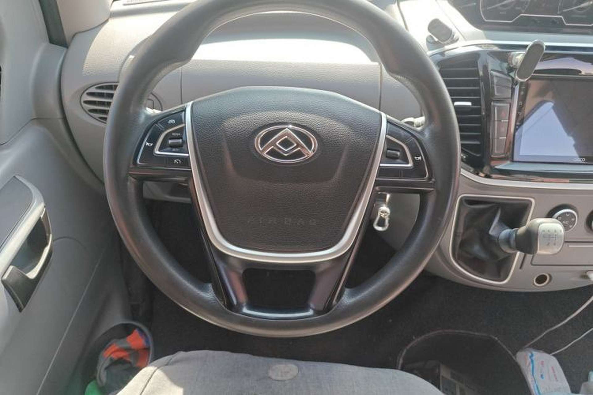 Used SAIC MAXUS Xintu V80 2019 2.5T Classic Version 6-Speed Manual – Aoyuntong Modified Long Wheelbase Mid-Height 7-Seater Steering Wheel