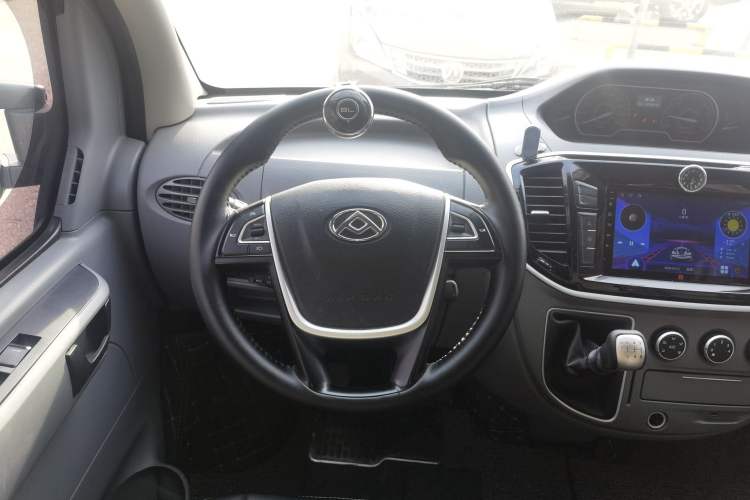 Used SAIC MAXUS Xintu V80 2019 2.5T Classic Edition 6-Speed Manual – Aoyuntong Short Wheelbase Mid-Height Design 5/6 Seats Steering Wheel