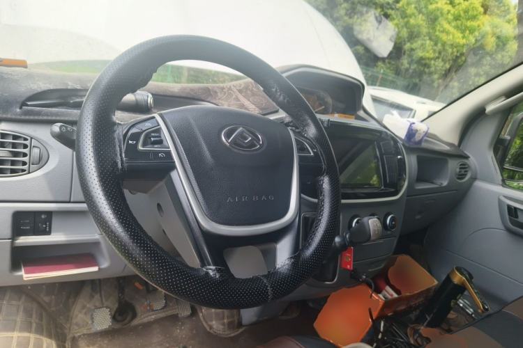 Used SAIC MAXUS Xintu V80 2019 2.5T Classic Model 6-Speed Manual Aotong Long Wheelbase Mid-Height 7-Seater Steering Wheel