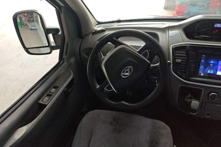 Used SAIC MAXUS Xintu V80 2019 2.5T Classic Model 6-Speed Manual Aotong Long Wheelbase Mid-Height 7-Seater Steering Wheel