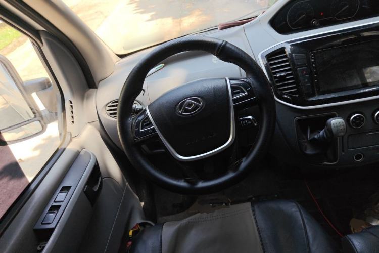 Used SAIC MAXUS Xintu V80 2019 2.5T Classic Model 6-Speed Manual – Aotong Long Wheelbase High-Roof 7-Seater Steering Wheel