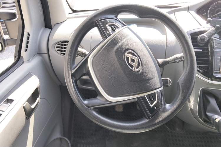 Used SAIC MAXUS Xintu V80 2019 2.5T Classic Model 6-Speed Manual – Aoyuntong Short Wheelbase Ultra-Low Roof 5/6 Seats Steering Wheel