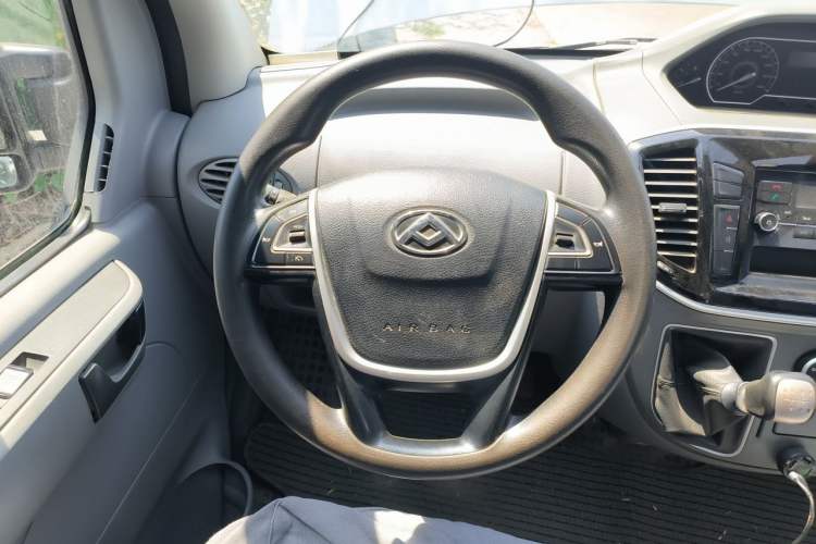 Used SAIC MAXUS Xintu V80 2019 2.5T Classic Version 6-Speed Manual – Aoyuntong Modified Long Wheelbase Mid-Height 7-Seater Steering Wheel