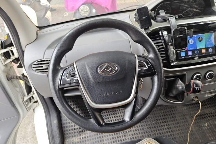 Used SAIC MAXUS Xintu V80 2019 2.5T Classic 6-Speed Manual Van Short Wheelbase Mid-Roof 6-Seater Steering Wheel