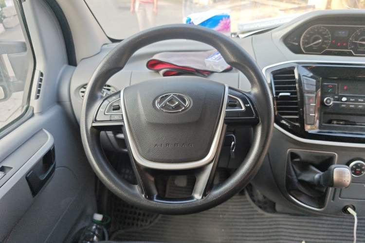 Used SAIC MAXUS Xintu V80 2019 2.5T Classic Model 6-Speed Manual – Aoyuntong Short Wheelbase Ultra-Low Roof 5/6 Seats Steering Wheel