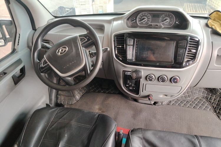 Used SAIC MAXUS Xintu V80 2019 2.5T Classic Model AMT Aoyuntong Long Wheelbase Mid-Roof 7-Seater Steering Wheel
