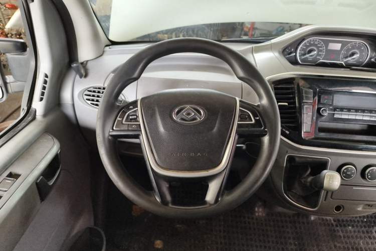 Used SAIC MAXUS Xintu V80 2019 2.5T Classic Edition 6-Speed Manual – Aoyuntong Modified Version Short Wheelbase Mid-Height Roof 5/6 Seats Steering Wheel