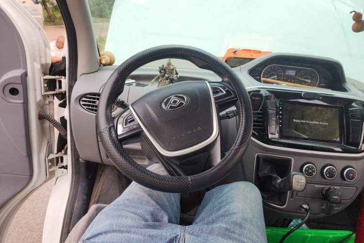 Used SAIC MAXUS Xintu V80 2019 2.5T Classic Model 6-Speed Manual Aotong Long Wheelbase Mid-Height 7-Seater Steering Wheel