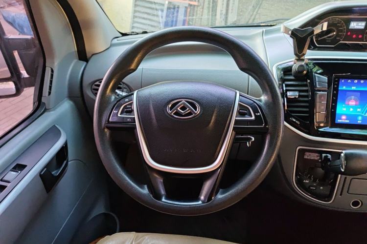 Used SAIC MAXUS Xintu V80 2019 2.5T Classic Model AMT Aoyuntong Facelifted Short Wheelbase Ultra-Low Roof 5/6-Seater Steering Wheel