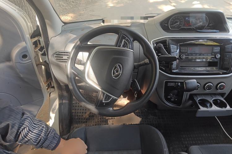 Used SAIC MAXUS Xintu V80 2019 2.5T Classic Model AMT Aoyuntong Long Wheelbase Mid-Roof 7-Seater Steering Wheel