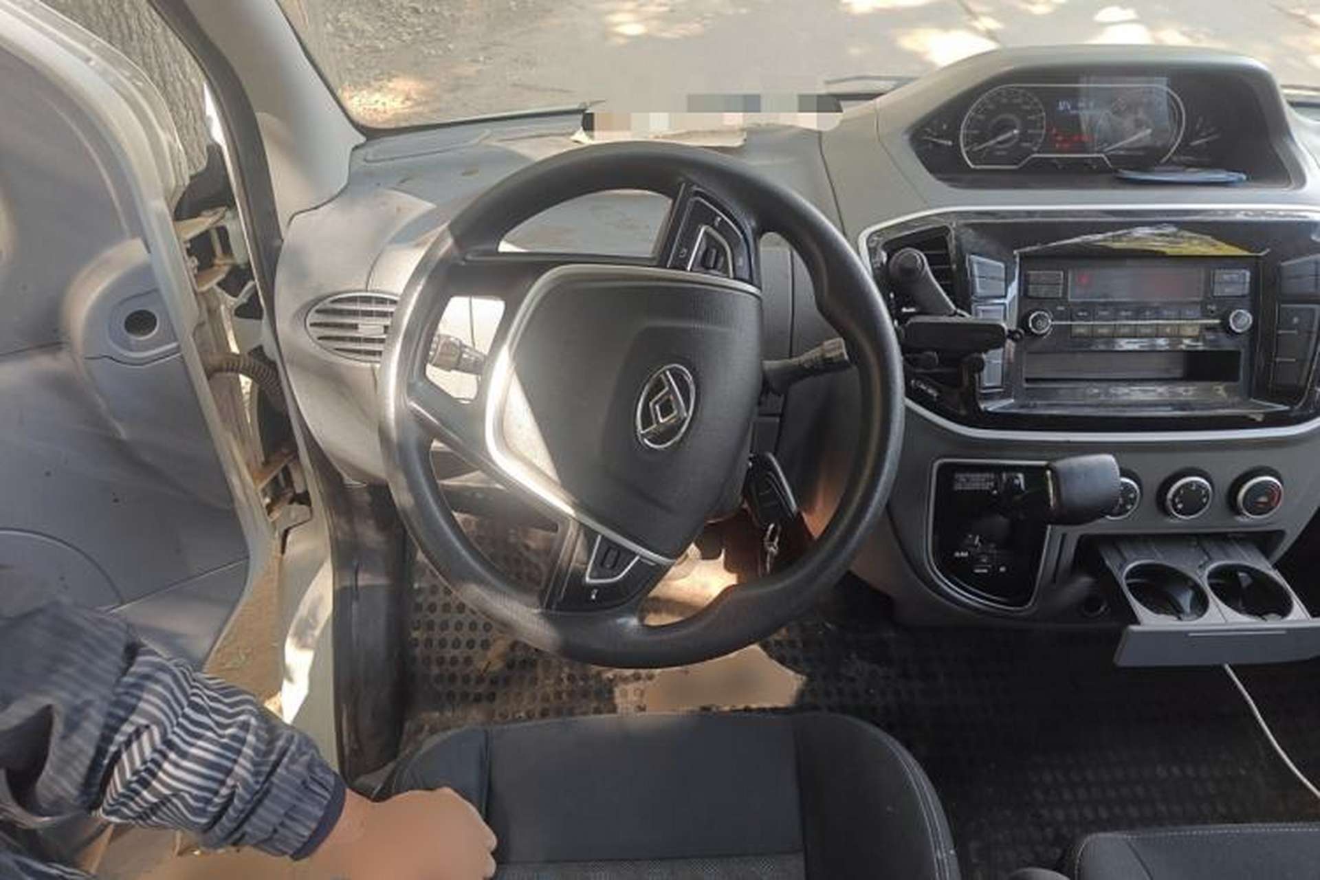 Used SAIC MAXUS Xintu V80 2019 2.5T Classic Model AMT Aoyuntong Long Wheelbase Mid-Roof 7-Seater Steering Wheel