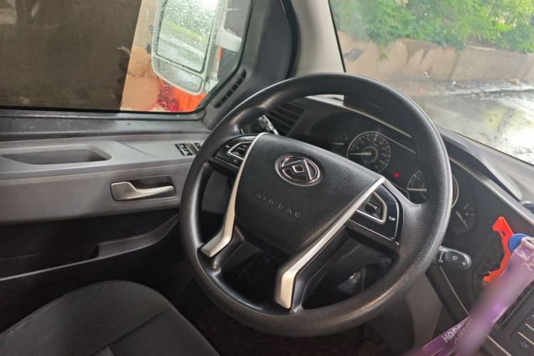 Used SAIC MAXUS Xintu V80 2019 2.0T Plus AMT Aoyuntong Short Wheelbase Ultra-Low Roof 5/6-Seater Steering Wheel