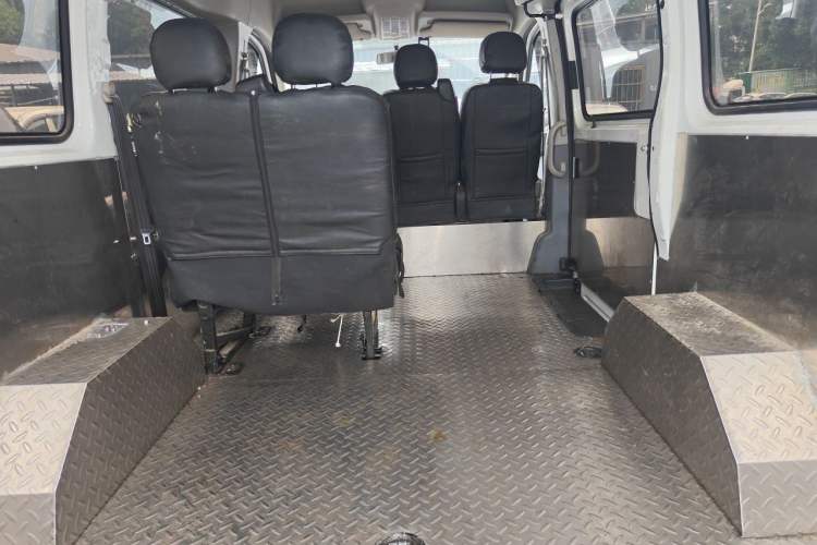 Used SAIC MAXUS Xintu V80 2019 2.5T Classic Edition 6-Speed Manual – Aoyuntong Short Wheelbase Mid-Height Design 5/6 Seats Trunk