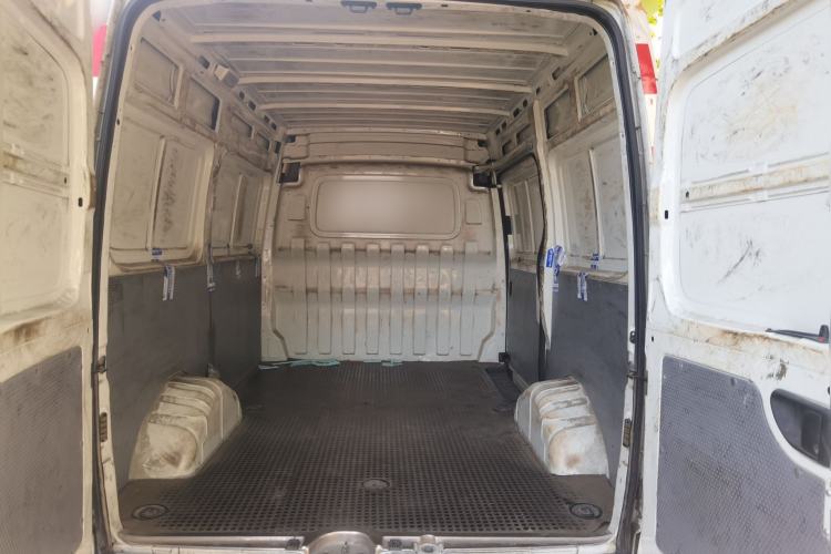 Used SAIC MAXUS Xintu V80 2019 2.0T Plus 6-speed Manual Van Short Wheelbase Mid-Roof Design 2-3 Seater Trunk