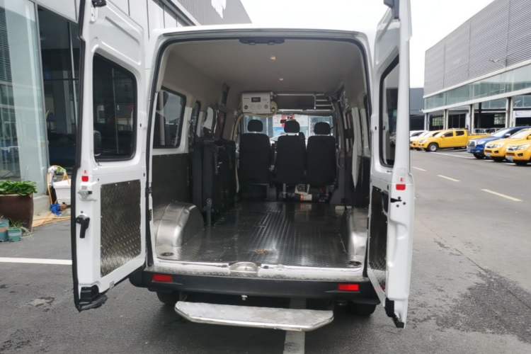 Used SAIC MAXUS Xintu V80 2019 2.5T Classic Version 6-Speed Manual – Aoyuntong Modified Long Wheelbase Mid-Height 7-Seater Trunk