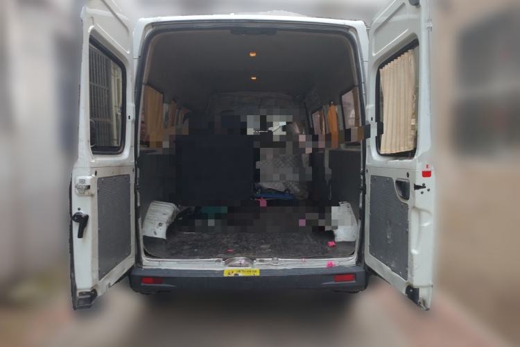 Used SAIC MAXUS Xintu V80 2019 2.5T Classic Model 6-Speed Manual Aotong Long Wheelbase Mid-Height 7-Seater Trunk