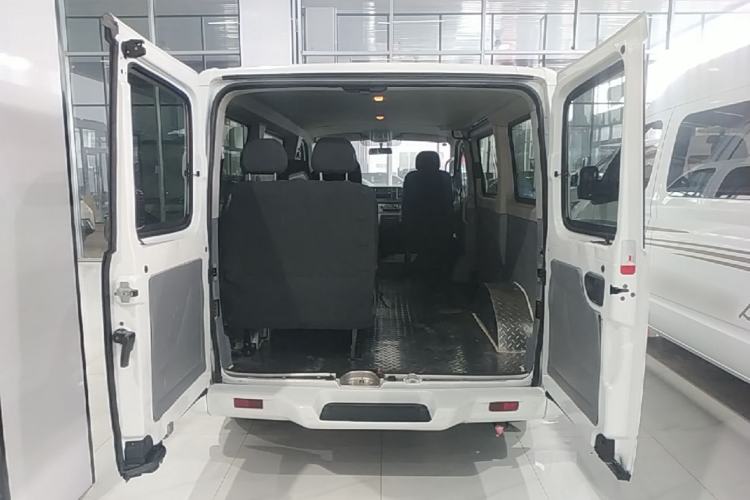 Used SAIC MAXUS Xintu V80 2019 2.0T Plus AMT Aoyuntong Short Wheelbase Ultra-Low Roof 5/6-Seater Trunk