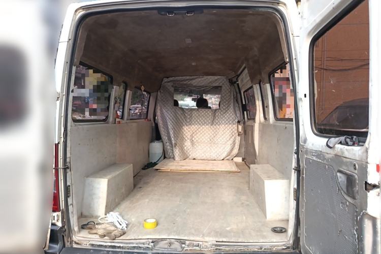 Used SAIC MAXUS Xintu V80 2019 2.5T Classic Model 6-Speed Manual Aotong Long Wheelbase Mid-Height 7-Seater Trunk