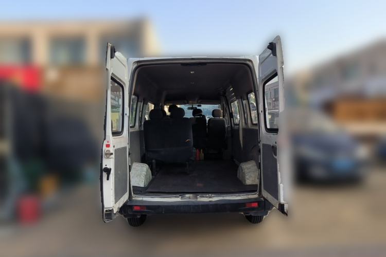Used SAIC MAXUS Xintu V80 2019 2.5T Classic Model 6-Speed Manual Aotong Long Wheelbase Mid-Height 7-Seater Trunk