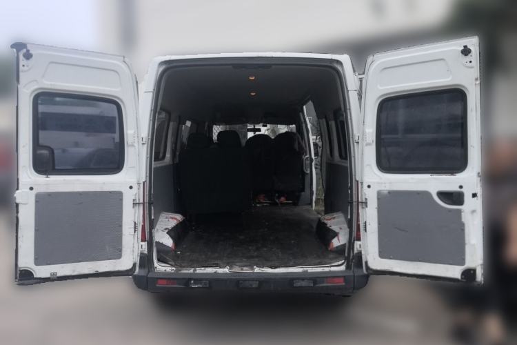 Used SAIC MAXUS Xintu V80 2019 2.5T Classic Model 6-Speed Manual Aotong Long Wheelbase Mid-Height 7-Seater Trunk