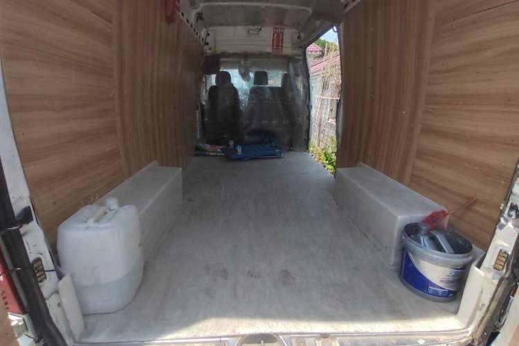 Used SAIC MAXUS Xintu V80 2019 2.0T Plus 6-Speed Manual Van Long Wheelbase Mid-Roof Design 2-3 Seater Trunk