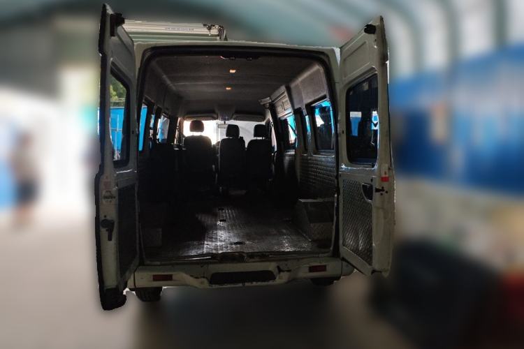 Used SAIC MAXUS Xintu V80 2019 2.5T Classic Model 6-Speed Manual Aotong Long Wheelbase Mid-Height 7-Seater Trunk