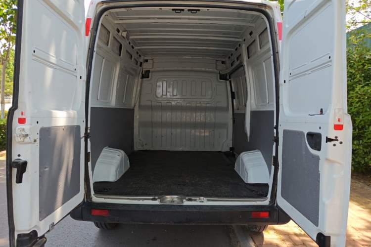 Used SAIC MAXUS Xintu V80 2019 2.5T Classic 6-Speed Manual Van Short Wheelbase Mid-Roof Design 2/3 Seats Trunk