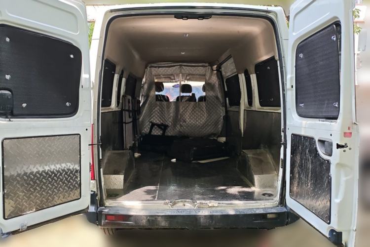 Used SAIC MAXUS Xintu V80 2019 2.5T Classic Model 6-Speed Manual Aotong Long Wheelbase Mid-Height 7-Seater Trunk