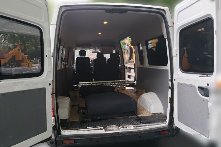 Used SAIC MAXUS Xintu V80 2019 2.5T Classic Model 6-Speed Manual Aotong Long Wheelbase Mid-Height 7-Seater Trunk