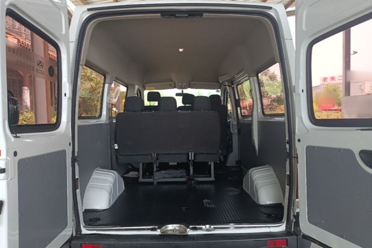 Used SAIC MAXUS Xintu V80 2019 2.5T Classic Edition 6-Speed Manual – Aoyuntong Short Wheelbase Mid-Height Design 5/6 Seats Trunk