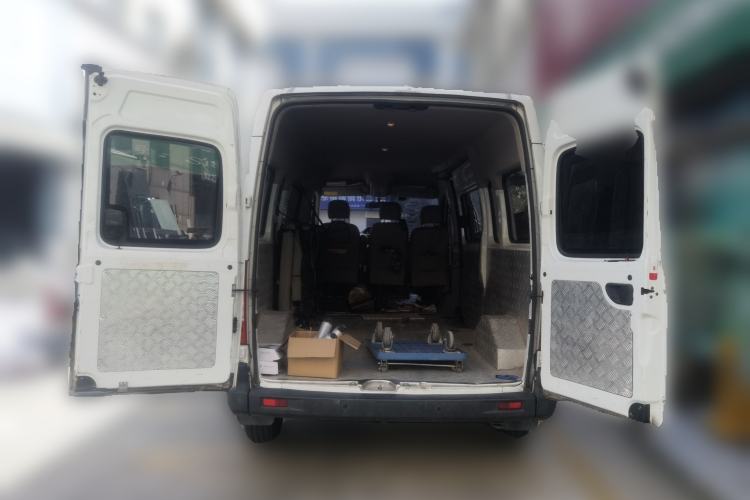 Used SAIC MAXUS Xintu V80 2019 2.5T Classic Model 6-Speed Manual Aotong Long Wheelbase Mid-Height 7-Seater Trunk