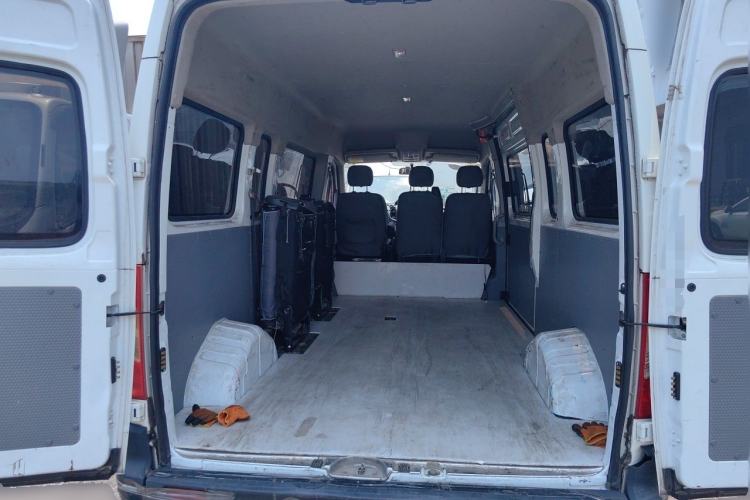 Used SAIC MAXUS Xintu V80 2019 2.5T Classic Model 6-Speed Manual Aotong Long Wheelbase Mid-Height 7-Seater Trunk