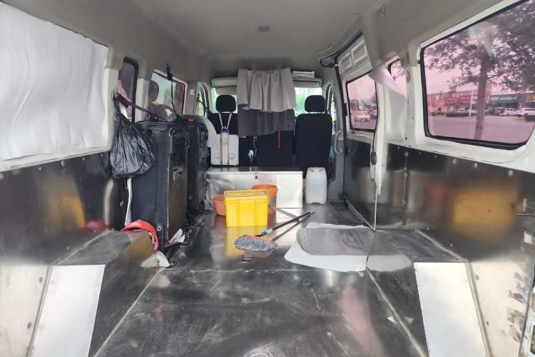 Used SAIC MAXUS Xintu V80 2019 2.5T Classic Model 6-Speed Manual Aotong Long Wheelbase Mid-Height 7-Seater Trunk