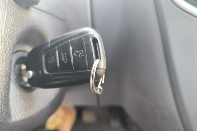 Used SAIC MAXUS Xintu V80 2019 2.5T Classic Edition 6-Speed Manual – Aoyuntong Short Wheelbase Mid-Height Design 5/6 Seats Vehicle Key