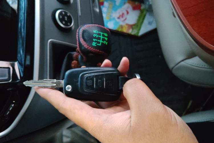 Used SAIC MAXUS Xintu V80 2019 2.5T Classic Edition 6-Speed Manual – Aoyuntong Modified Version Short Wheelbase Mid-Height Roof 5/6 Seats Vehicle Key
