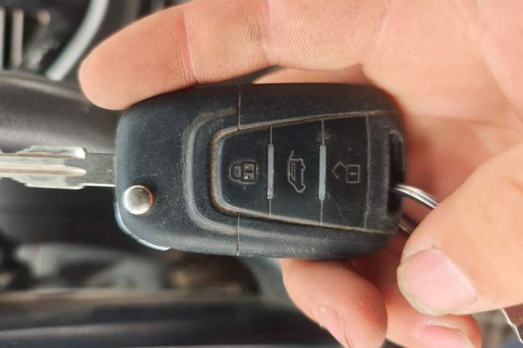Used SAIC MAXUS Xintu V80 2019 2.5T Classic Edition 6-Speed Manual – Aoyuntong Modified Version Short Wheelbase Mid-Height Roof 5/6 Seats Vehicle Key