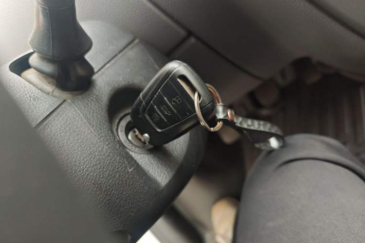 Used SAIC MAXUS Xintu V80 2019 2.5T Classic Model 6-Speed Manual Aotong Long Wheelbase Mid-Height 7-Seater Vehicle Key