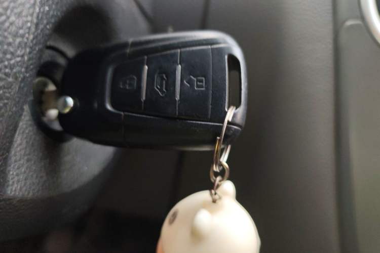 Used SAIC MAXUS Xintu V80 2019 2.5T Classic Model 6-Speed Manual Aotong Long Wheelbase Mid-Height 7-Seater Vehicle Key