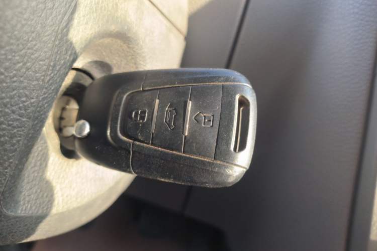 Used SAIC MAXUS Xintu V80 2019 2.5T Classic Model 6-Speed Manual Aotong Long Wheelbase Mid-Height 7-Seater Vehicle Key