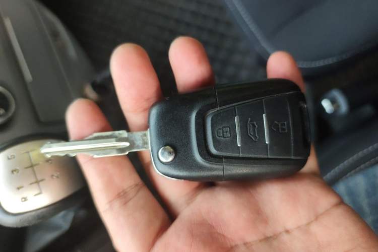 Used SAIC MAXUS Xintu V80 2019 2.5T Classic Edition 6-Speed Manual – Aoyuntong Modified Version Short Wheelbase Mid-Height Roof 5/6 Seats Vehicle Key