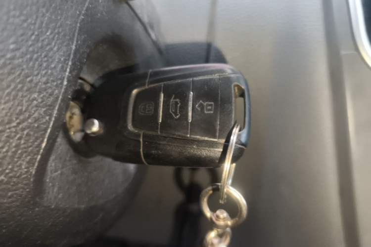 Used SAIC MAXUS Xintu V80 2019 2.5T Classic Model AMT Aoyuntong Short Wheelbase Ultra-Low Roof 5/6-Seater Vehicle Key