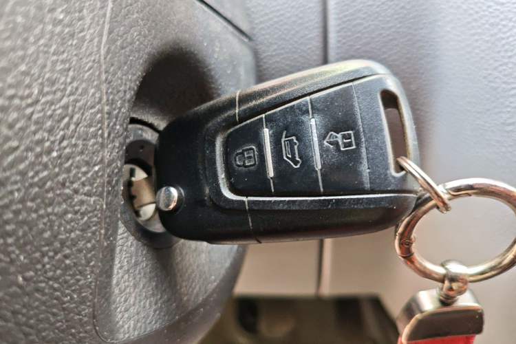 Used SAIC MAXUS Xintu V80 2019 2.5T Classic Model 6-Speed Manual Aotong Long Wheelbase Mid-Height 7-Seater Vehicle Key