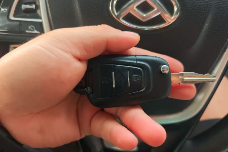Used SAIC MAXUS Xintu V80 2019 2.5T Classic Edition 6-Speed Manual – Aoyuntong Modified Version Short Wheelbase Mid-Height Roof 5/6 Seats Vehicle Key