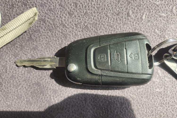 Used SAIC MAXUS Xintu V80 2019 2.5T Classic Edition 6-Speed Manual – Aoyuntong Short Wheelbase Mid-Height Design 5/6 Seats Vehicle Key